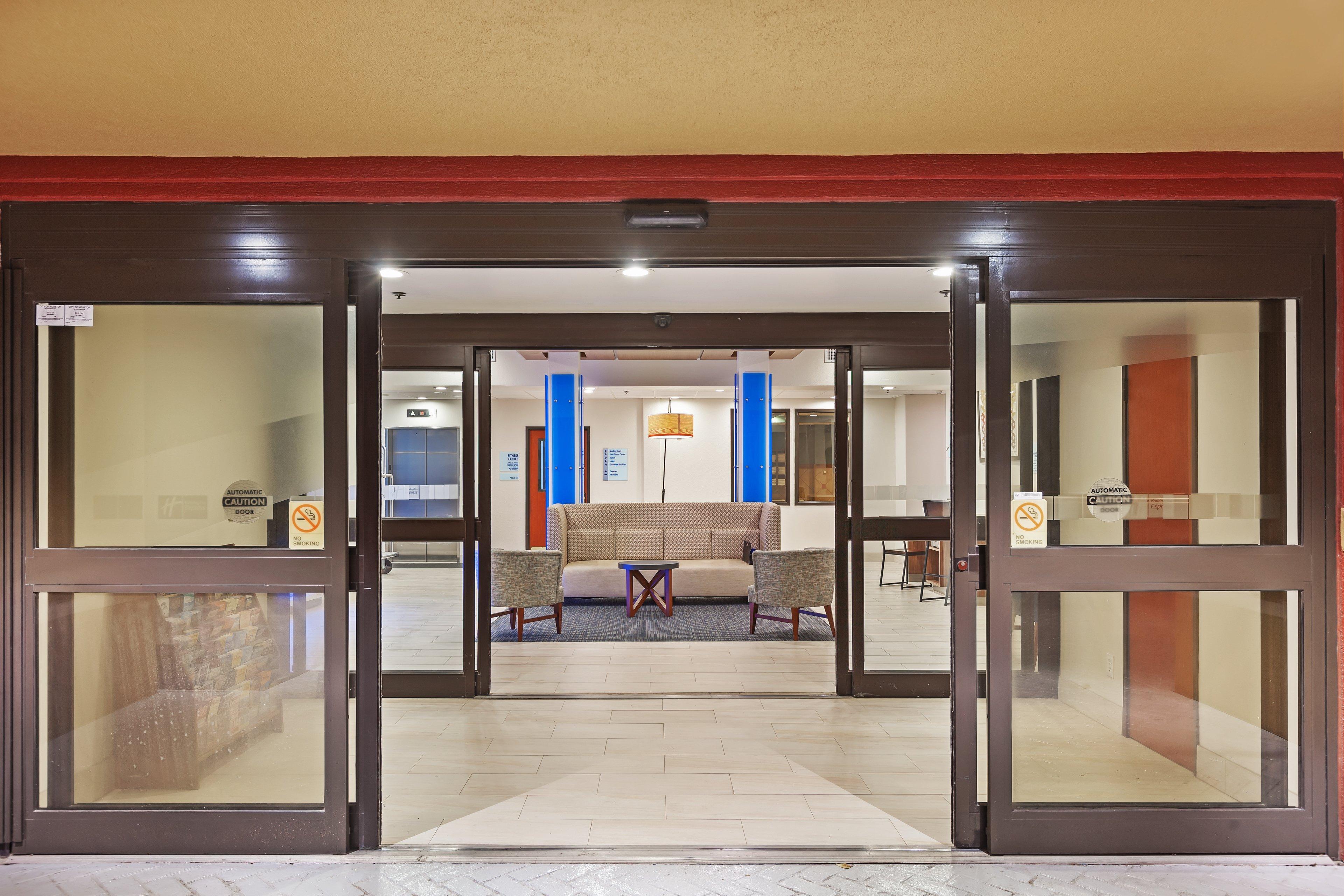 Holiday Inn Express & Suites Houston - Memorial Park Area By Ihg Exterior photo