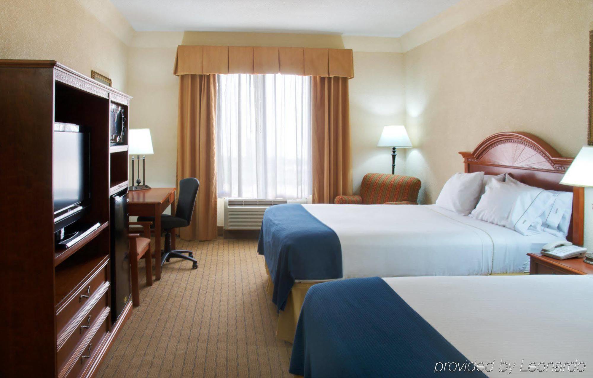 Holiday Inn Express & Suites Houston - Memorial Park Area By Ihg Room photo