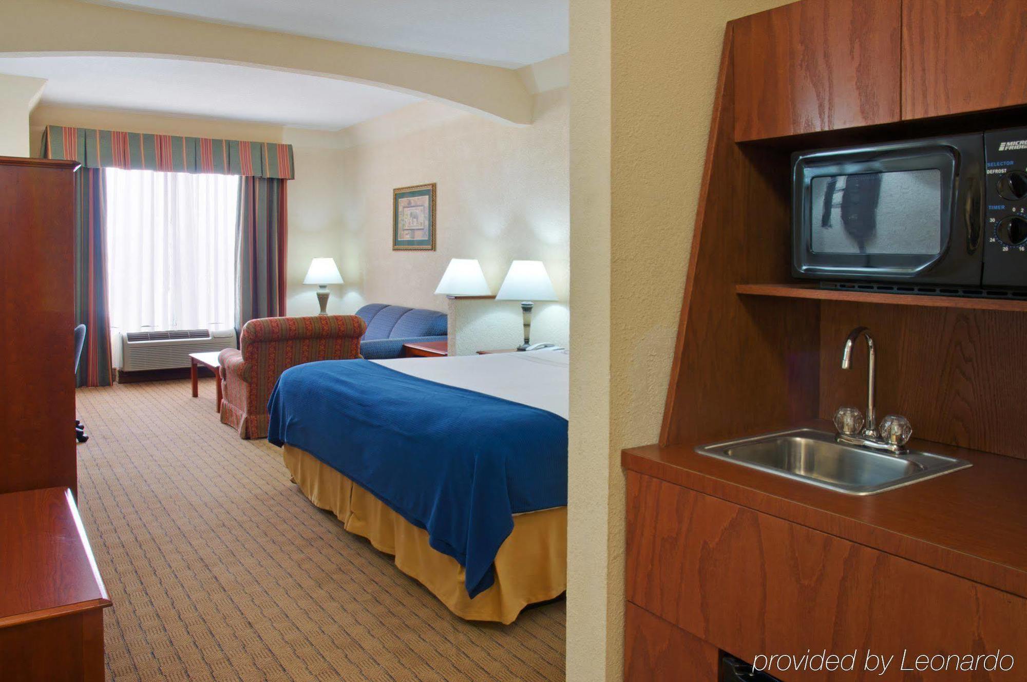 Holiday Inn Express & Suites Houston - Memorial Park Area By Ihg Room photo