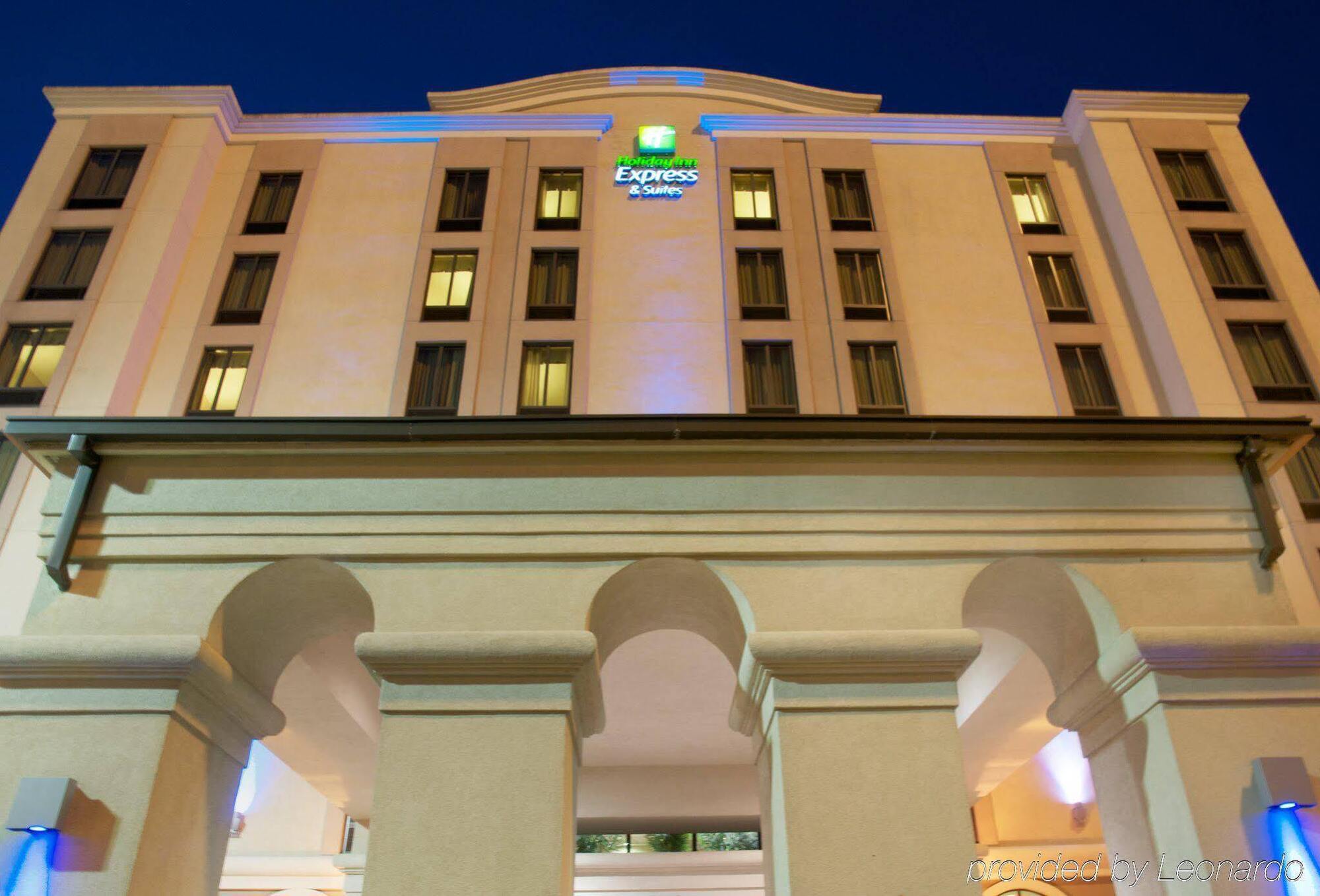 Holiday Inn Express & Suites Houston - Memorial Park Area By Ihg Exterior photo