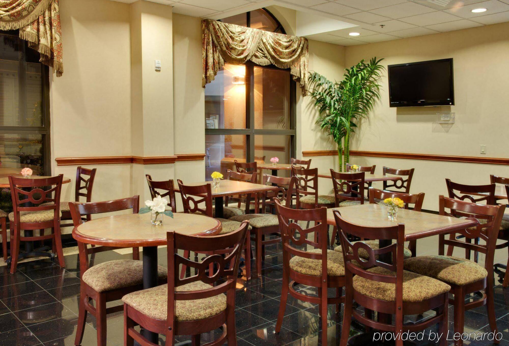 Holiday Inn Express & Suites Houston - Memorial Park Area By Ihg Exterior photo