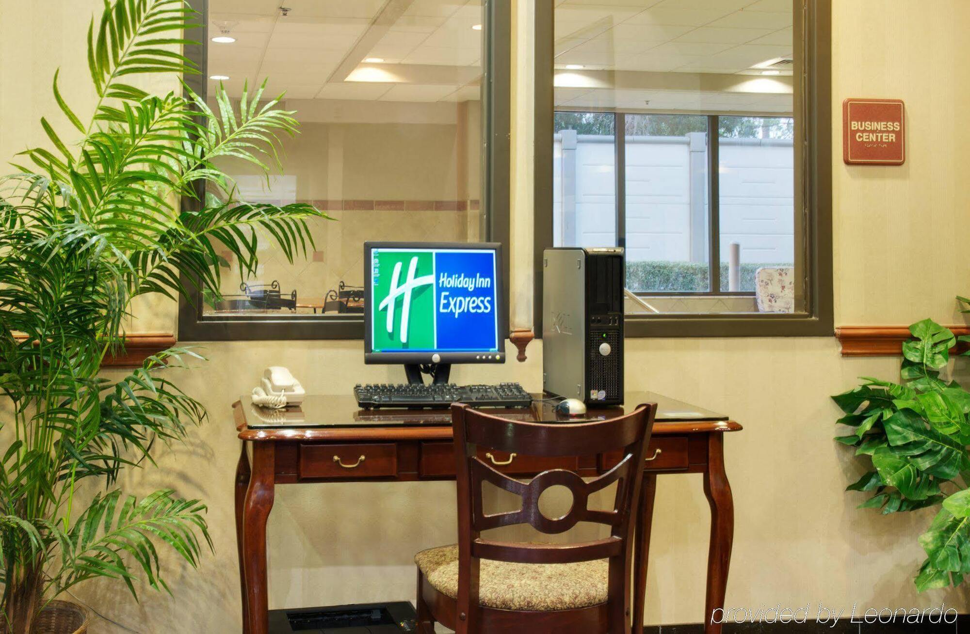 Holiday Inn Express & Suites Houston - Memorial Park Area By Ihg Exterior photo